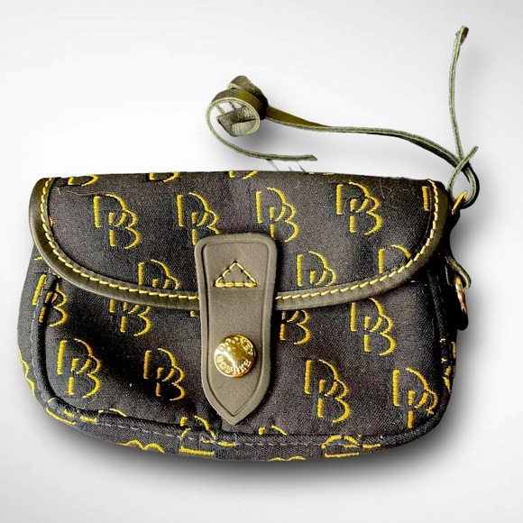DOONEY & BOURKE 🪢 1975 SIGNATURE COLLINS FLAP CLUTCH IN BLACK & YELLOW